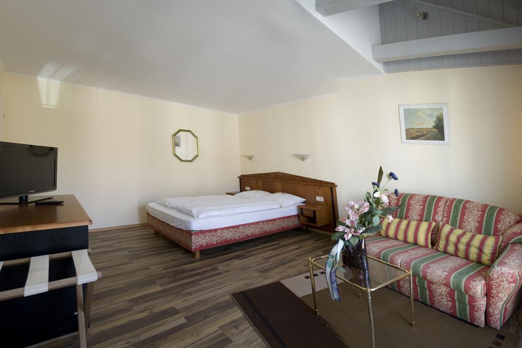 Aparthotel Landau An Der Isar Oda fotoğraf
